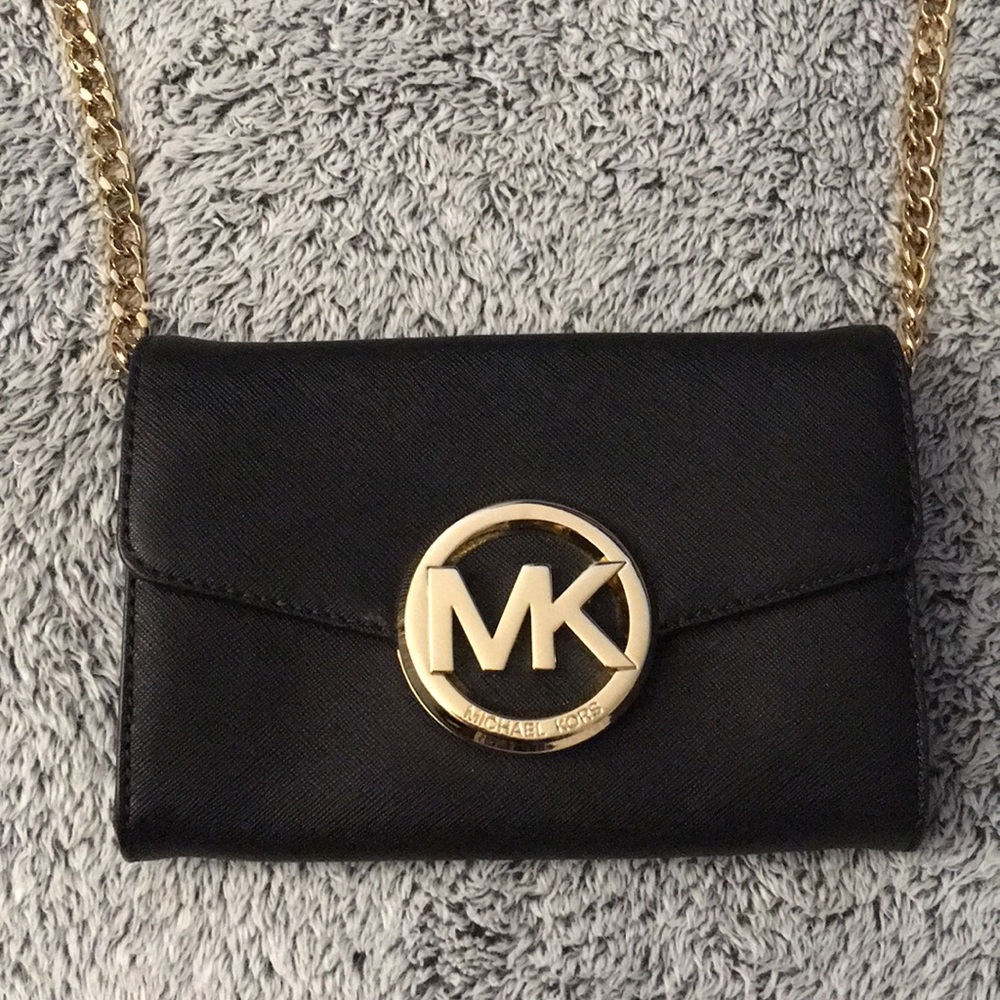 Michael Kors black & gold crossbody bag! 🖤